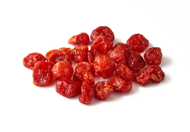 흰색 배경에 고립 된 말린된 체리 토마토 - dried cherries 뉴스 사진 이미지