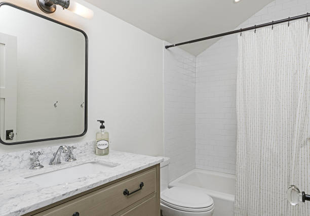 красивая современная ванная комната - shower curtain стоковые фото и изображения