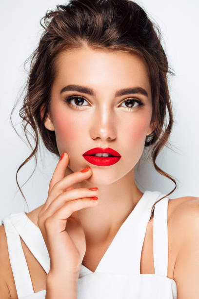 belle femme avec maquillage  - red lipstick photos et images de collection