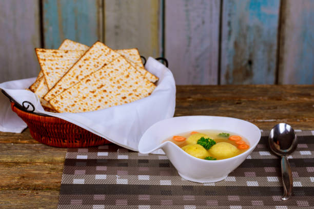 ボウルに熱い自家製マツァ球スープ - matzo soup passover judaism ストックフォトと画像