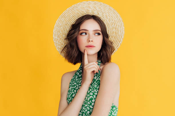 hermosa chica con sombrero de uso - hairstyle fashion women fashion model fotografías e imágenes de stock