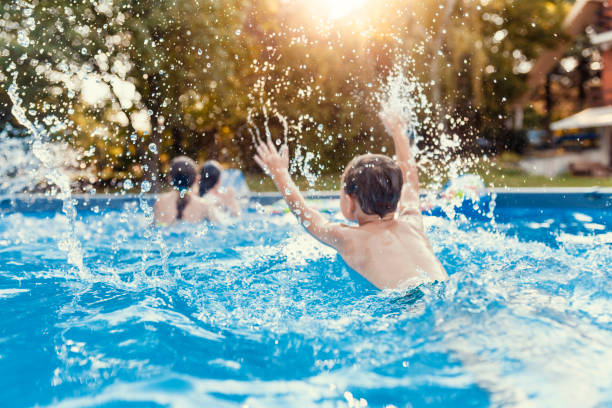 estamos a pouco peixe! - child swimming pool swimming little boys - fotografias e filmes do acervo