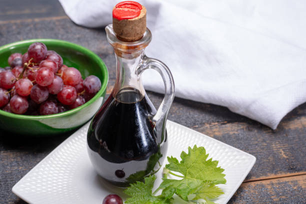 黒熟成モデナ, イタリアからの自然なバルサミコ酢のドレッシング - vinegar balsamic vinegar modena italy ストックフォトと画像