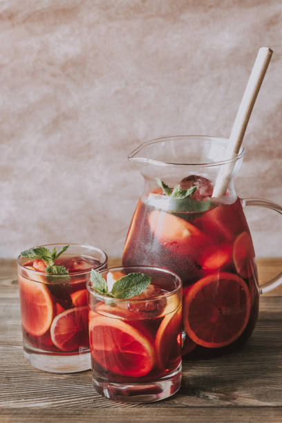 uma jarra e dois copos com frutas espanholas sangria - red jug - fotografias e filmes do acervo