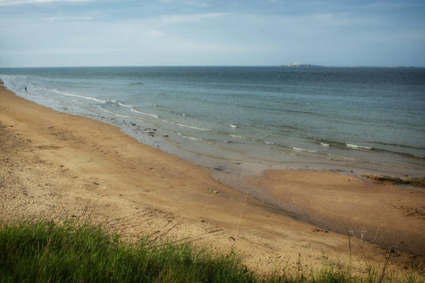 playa de sunderland del norte - bamburgh northumberland england beach cloud fotografías e imágenes de stock