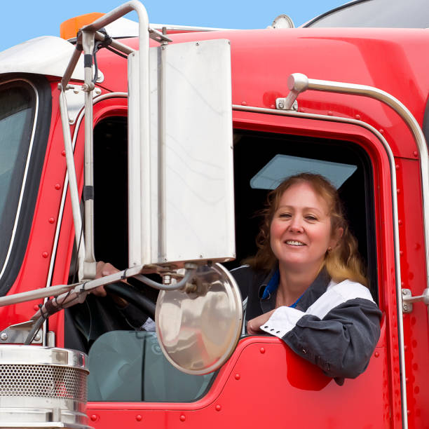 weibliche lkw-fahrer in einem sattelzug. - lastwagenfahrer fotos stock-fotos und bilder