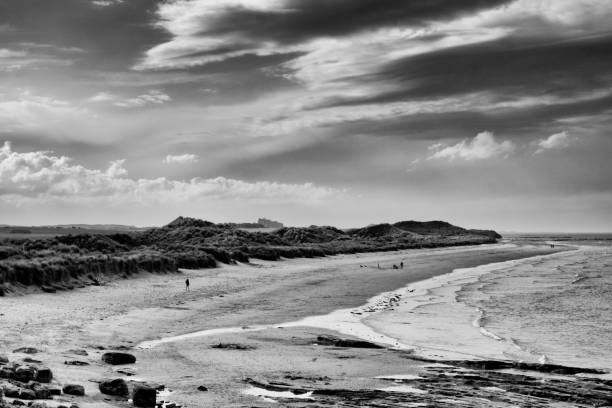 playa de sunderland del norte - bamburgh northumberland england beach cloud fotografías e imágenes de stock