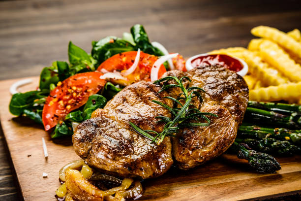 istock Grilled steak with asparagus 1010275766