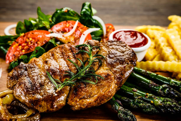 istock Grilled steak with asparagus 1010275876