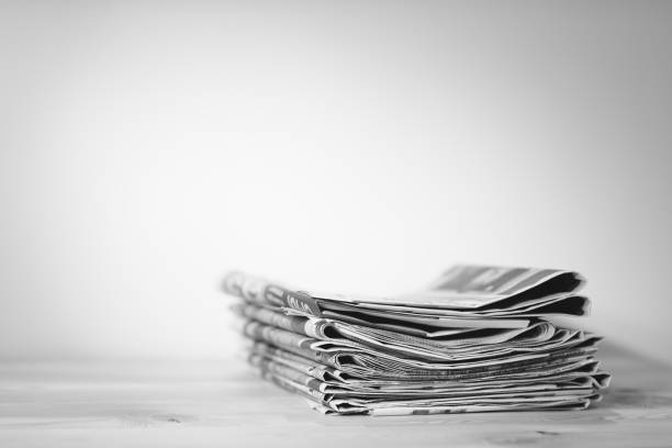 periódico en la mesa de madera - close up newspaper folded document fotografías e imágenes de stock