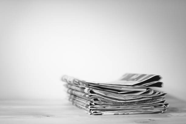 giornale su tavolo di legno - close up newspaper folded document foto e immagini stock