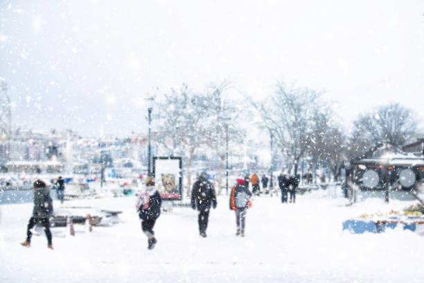 blur snowy city background with people - people cold frozen unrecognizable person imagens e fotografias de stock