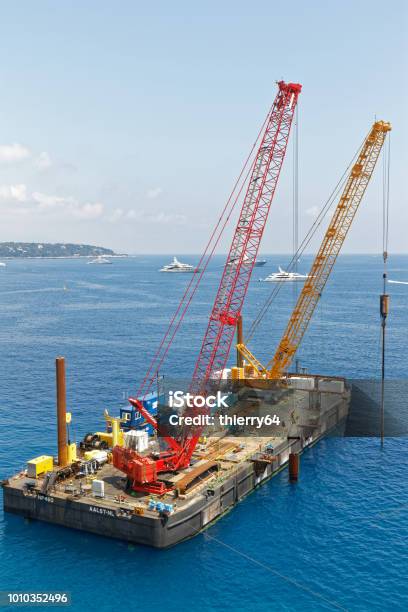 Photo libre de droit de Monaco Une Construction Grue Barge Tfor La Réforme Agraire banque d'images et plus d'images libres de droit de Affaires