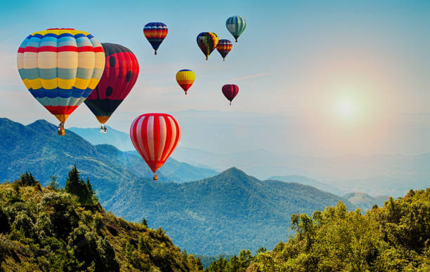 linda vista da montanha com balões de ar quente na manhã na tailândia. - blowing a balloon - fotografias e filmes do acervo