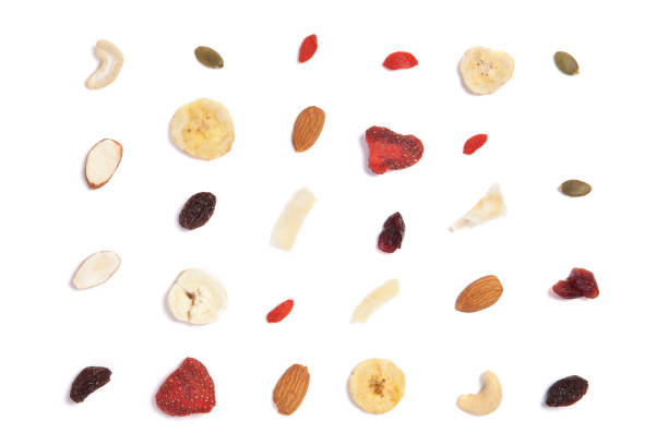 グラノーラは、白い背景で隔離の成分。 - dry strawberry dried food fruit ストックフォトと画像