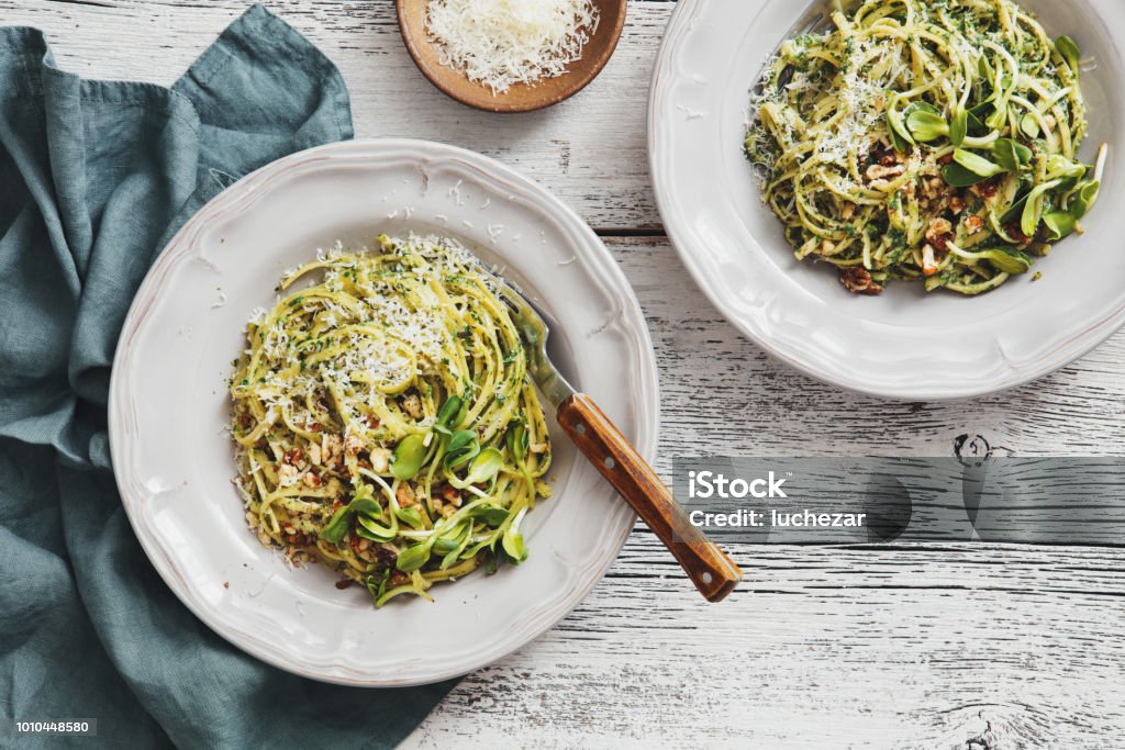 Espaguetis con verduras, espinacas y parmesano - Foto de stock de Pasta libre de derechos
