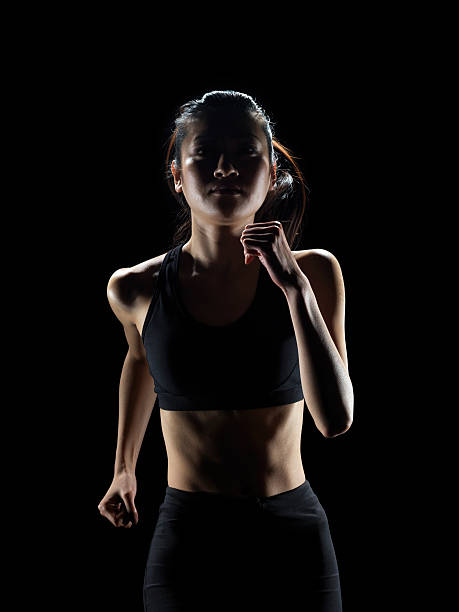 jogging female athlete - effort dark concepts women imagens e fotografias de stock