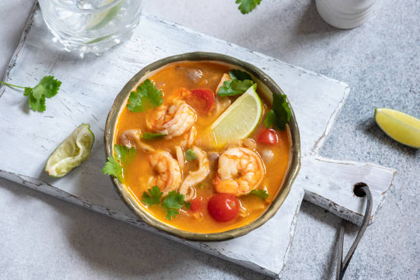 tom yum goong, tajskie jedzenie - thailand thai cuisine prawn tom yum soup zdjęcia i obrazy z banku zdjęć