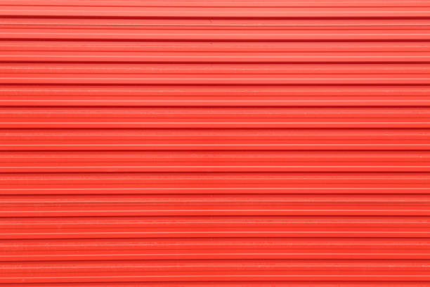 texture de la feuille de métal dans la couleur rouge - corrugated steel photos et images de collection