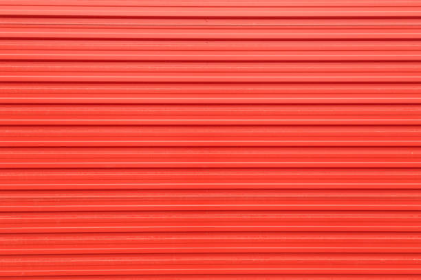 赤い色で金属板テクスチャ - corrugated iron ストックフォトと画像