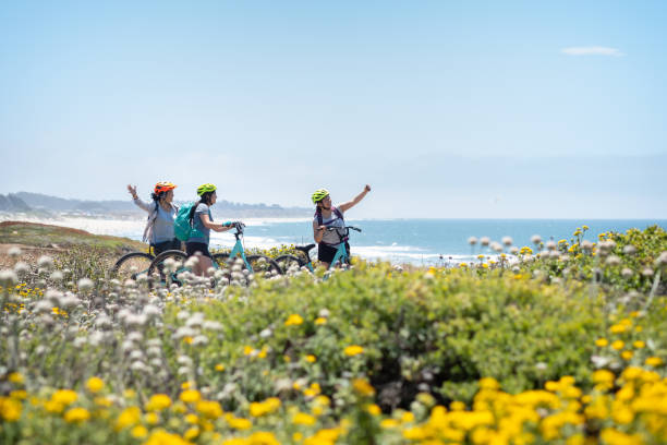 famille de cyclistes femmes posant pour selfie sur wildflower bluff - san francisco bay area photos et images de collection