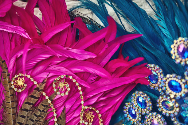 la beauté de l’extravagance - feather headdress photos et images de collection