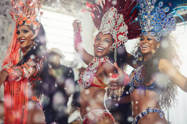 mecen su cuerpo al ritmo de samba - samba dancing fotografías e imágenes de stock