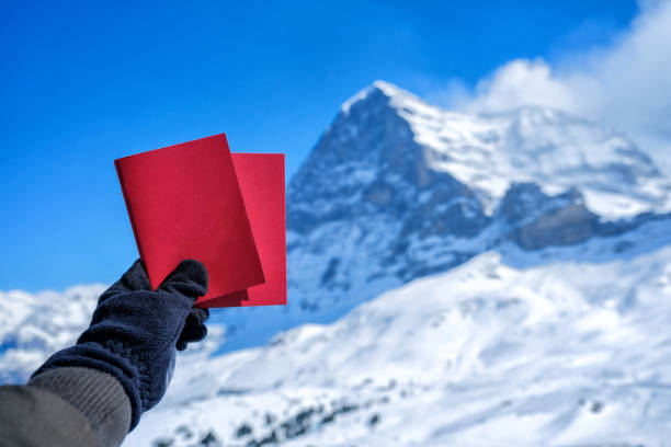 touristen finden sie schöne viewpoitn in der nähe von bahnhof kleine scheidegg und zeigen rote karte und schnee gebirgshintergrund - jungfrau train winter wengen stock-fotos und bilder