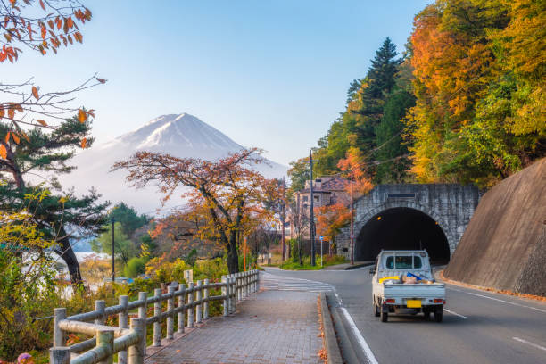 monte fuji sul lago con giardino autunnale su tunnel nel lago kawaguchiko - sleeping volcano foto e immagini stock