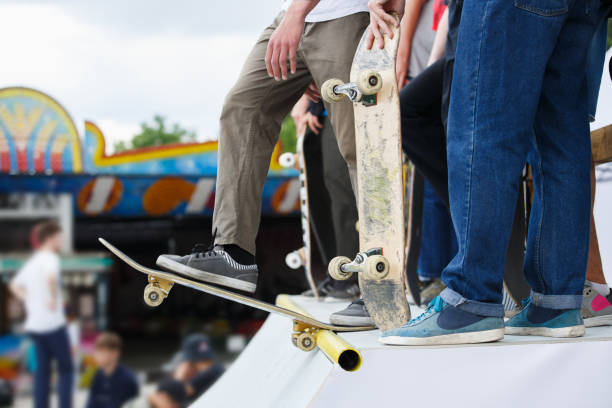 group of skateboarders on outdoor skate contest in skatepark - skateboard contest imagens e fotografias de stock