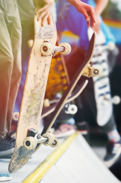 スケートパークで屋外スケート コンテストのスケートボーダーのグループ - skateboard park skateboarding practicing stunt ストックフォトと画像