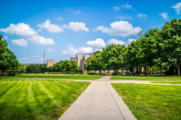 The inside grounds of the park and garden in Notre Dame, Illinois A gorgeous view of the campus while taking a stroll inside of it in Notre Dame, Illinois indiana photos stock pictures, royalty-free photos & images