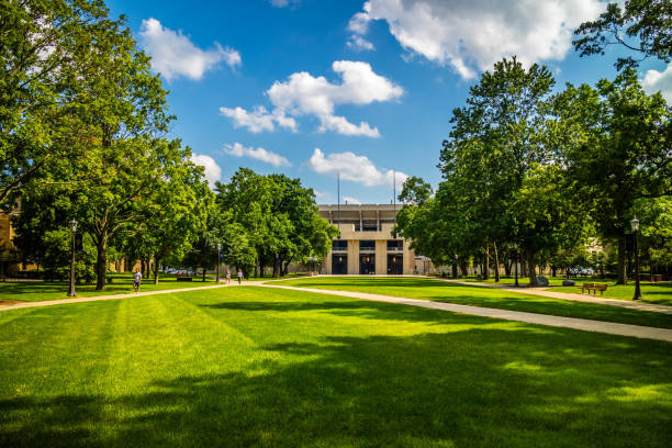 l’intérieur des motifs du parc et jardin à notre dame, illinois - university of notre dame photos et images de collection