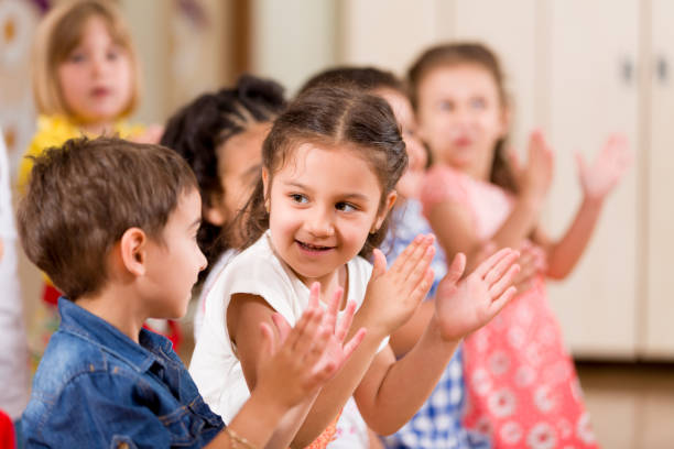 dzieci w wieku przedszkolnym - child group of people multi ethnic group classroom zdjęcia i obrazy z banku zdjęć