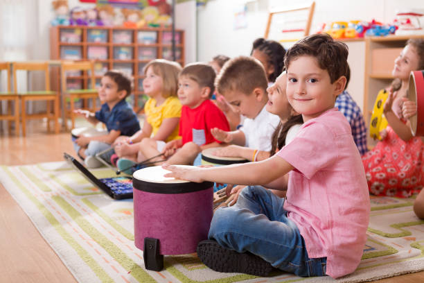 dziecko w wieku przedszkolnym - child group of people multi ethnic group classroom zdjęcia i obrazy z banku zdjęć