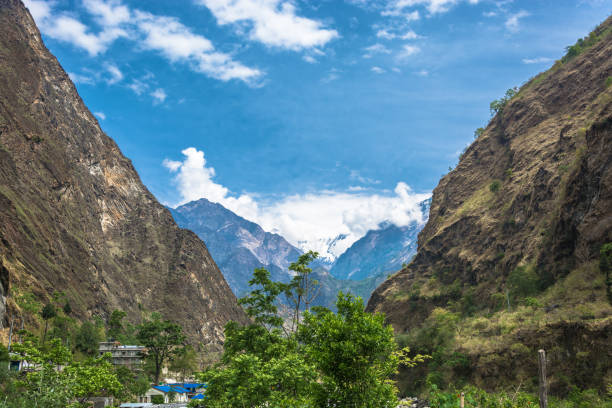 desfiladeiro da montanha e vila de fotografía, nepal. - 15830 - fotografias e filmes do acervo