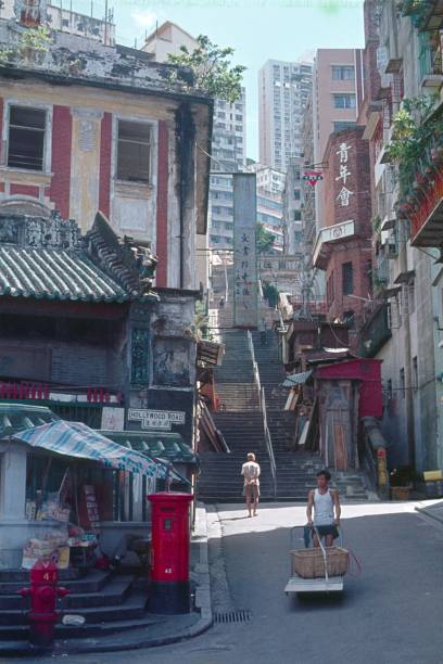 straßenszene in hong kong - hong kong billboard asia china stock-fotos und bilder