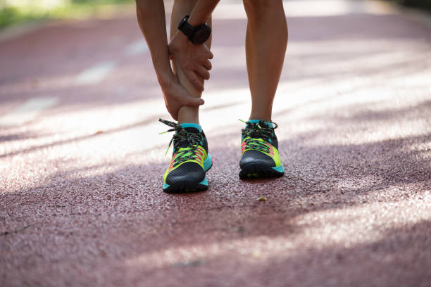 feminino corredor sofrendo com dor no esporte correndo lesão - tala - fotografias e filmes do acervo