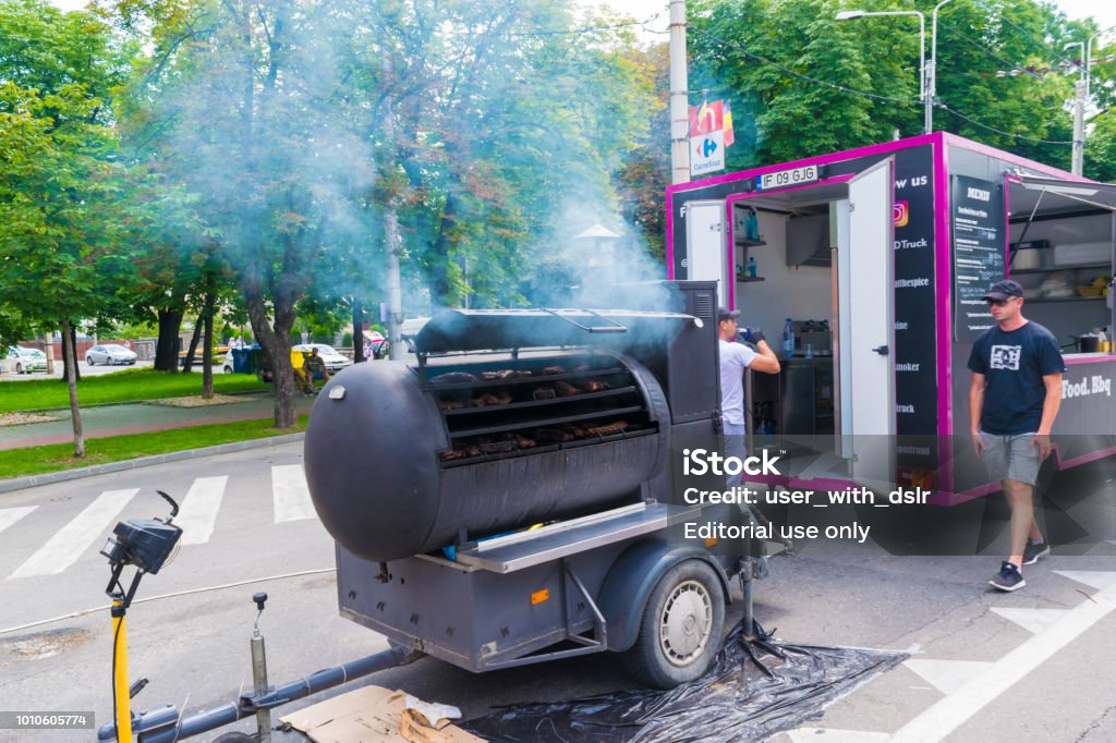 Wirwar gracht Snelkoppelingen Man Woont Barbecue Rook Huis Oven In Vorm Van Trein Locomotief Op Het  Middeleeuws Festival Gehouden In Ploiesti Prahova Roemenië Stockfoto en  meer beelden van Auto - iStock