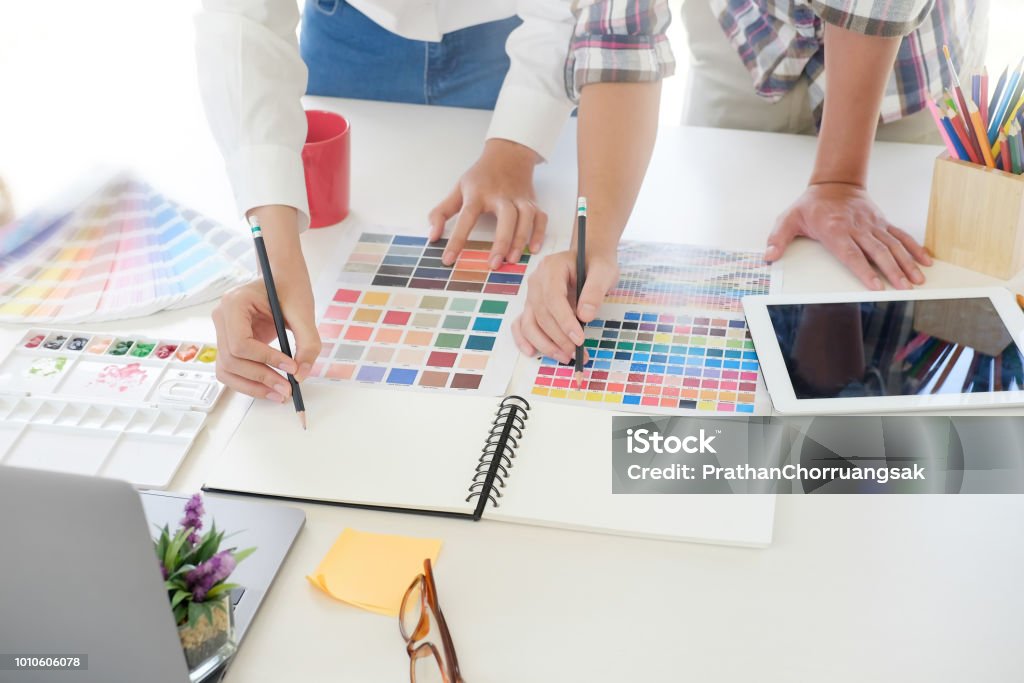 Kreative Grafiker Skizze Bleistift auf Papier Notebook mit Pre-Projekt auf Künstler am Arbeitsplatz. - Lizenzfrei Logo Stock-Foto