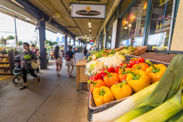 モントリオール、qc、カナダのアトウォーター マーケット - farmers market montreal canada market ストックフォトと画像