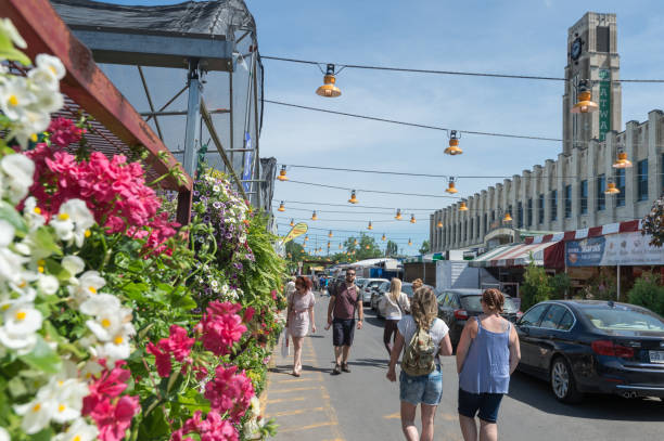 アトウォーター マーケットで屋台をショッピング - farmers market montreal canada market ストックフォトと画像