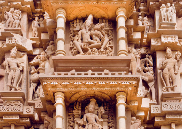architecture indienne avec des figures de seigneur shiva et son épouse parvati. bas-reliefs du temple historique de khajuraho. l’unesco patrimoine de l’humanité, inde - sculpture khajuraho india indian culture photos et images de collection