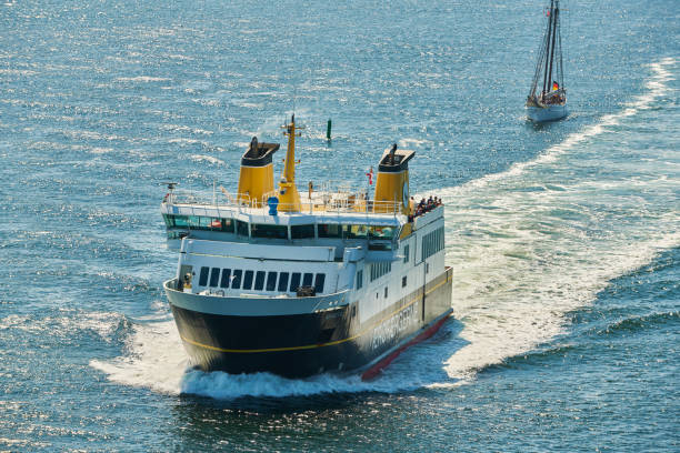 le ferry naviguant entre svendvborg et l’île aeroe (ærø) et les voiliers arrivant dans les eaux resserrées de svendborgsund - aeroe photos et images de collection