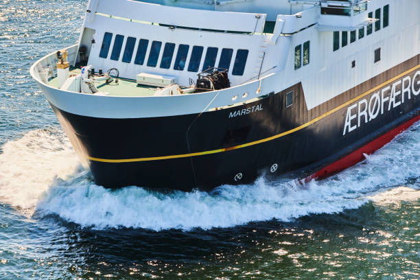 コペンハーゲンと島ウォーター (ærø) svendborgsund の狭い海域に到着したヨットとセーリング フェリー - aeroe ストックフォトと画像