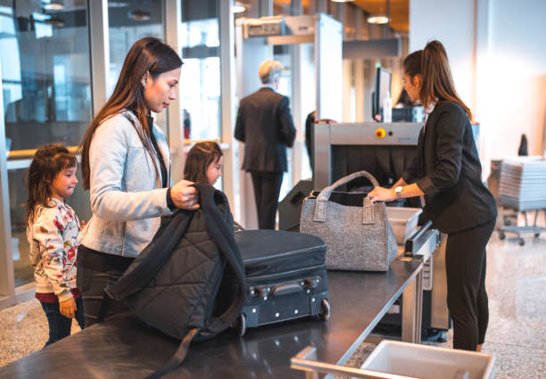 rodzina z bagażem na lotnisku kontroli bezpieczeństwa - asian ethnicity group of people tourist passenger zdjęcia i obrazy z banku zdjęć