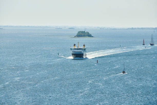 le ferry naviguant entre svendborg et l’île aeroe (ærø) et les voiliers arrivant dans les eaux resserrées de svendborgsund - aeroe photos et images de collection