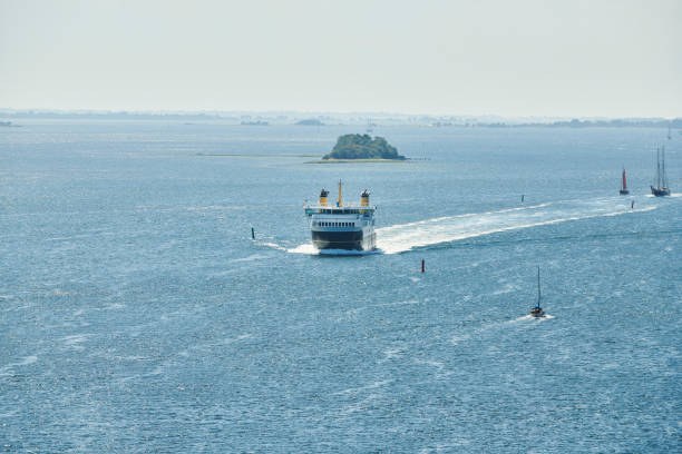 コペンハーゲンと島ウォーター (ærø) svendborgsund の狭い海域に到着したヨットとセーリング フェリー - aeroe ストックフォトと画像