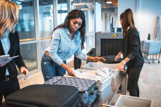 persone con bagagli al check-in di sicurezza in aeroporto - security staff security airport airport security foto e immagini stock