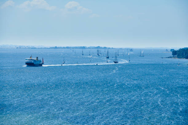 コペンハーゲンと島ウォーター (ærø) svendborgsund の狭い海域に到着したヨットとセーリング フェリー - aeroe ストックフォトと画像